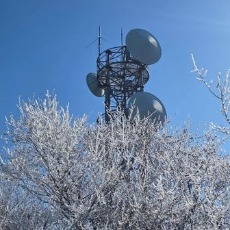 ついた山頂〜😃　

寒くて🥶カップヌードル食べたらすぐ下のお手洗いへGo💨　