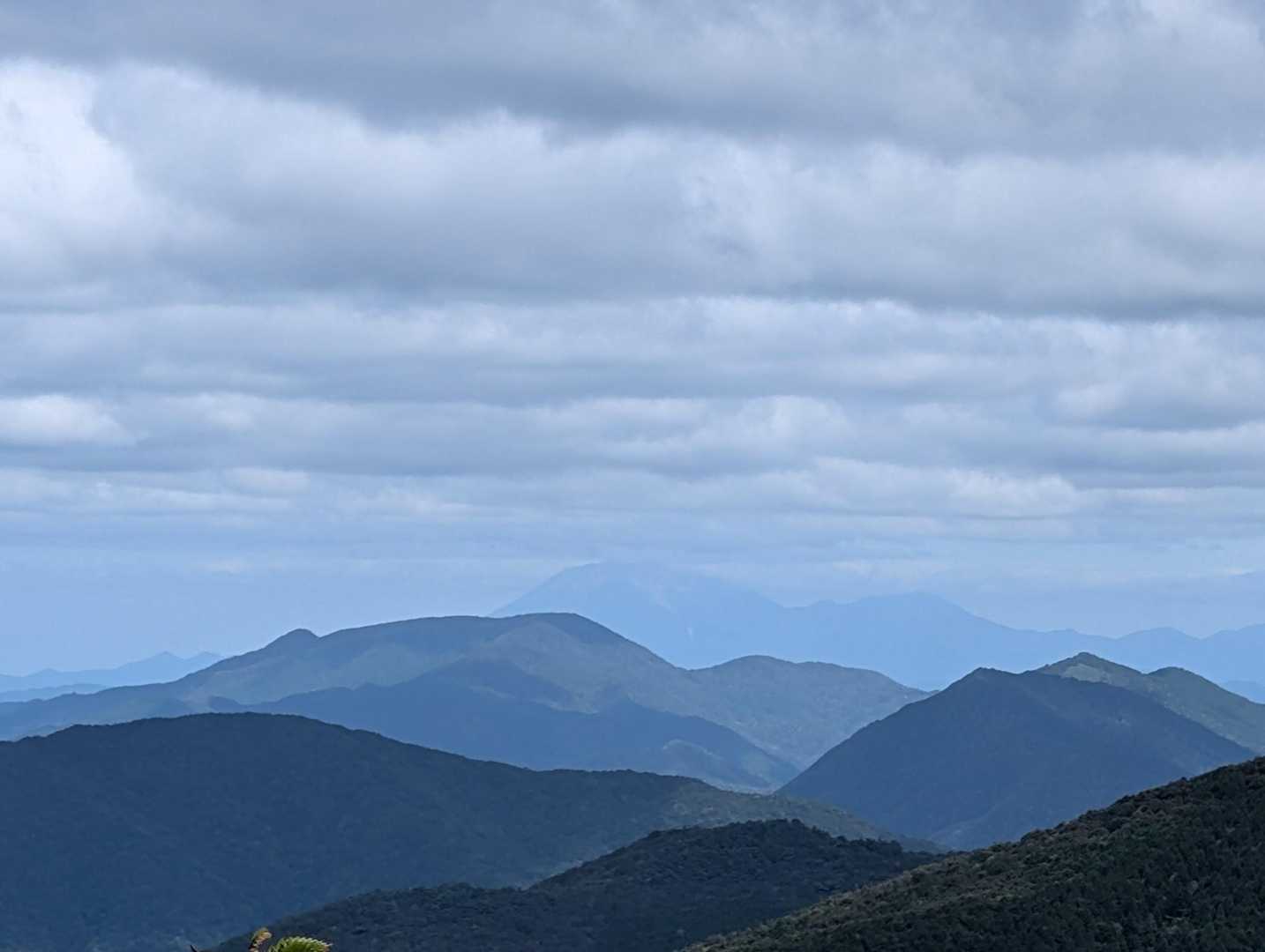 船通山の向こうに大山さんが見えています