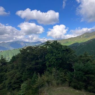 近畿最高峰の八経ケ岳山頂には雲がかかっていました。