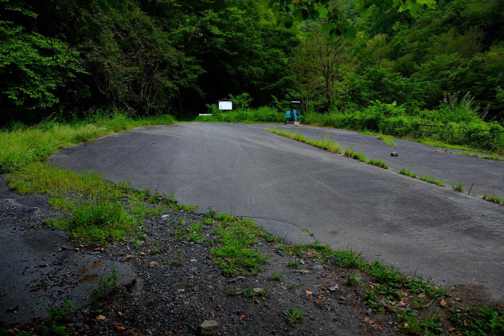 易老渡の駐車場跡。手持ちの2015年の地図だと便ヶ島まで車両が入れることになってるので驚き