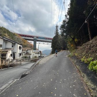 小原宿から山側に入り、右側から明王峠に向かいます