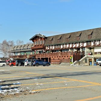 北八ヶ岳ロープウェイは運休中、整備の方々はいます。トイレ使用可