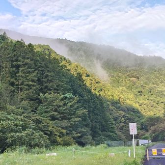 スタート地点から山を見るとガスに包まれている。