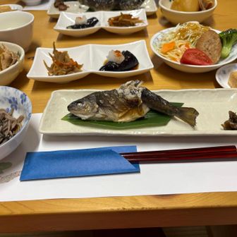 わさび平小屋の夕食　じゃがいも丸ごと1個入った肉じゃが美味しい😋