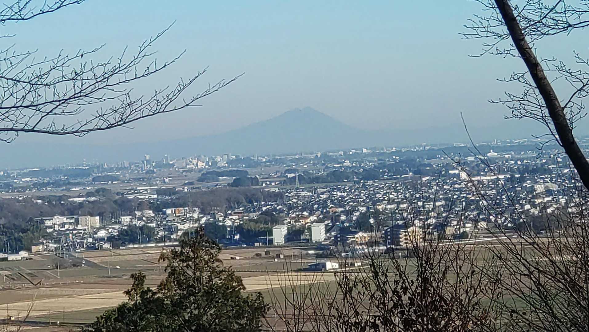 こうやって見ると筑波山、大きい。