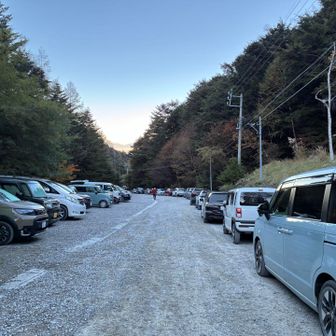 天狗岳登山口駐車場🅿️
朝、4:40着で縦列側に停められました
3連休の晴天ですので仕方が無い^_^