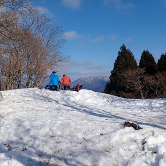 頂上ではお二人がこれから昼食という所でした。
ゆるりと楽しんでおられました✨
頂上の積雪は10cmもないよ😅