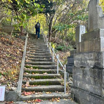 お寺の隣が登山口