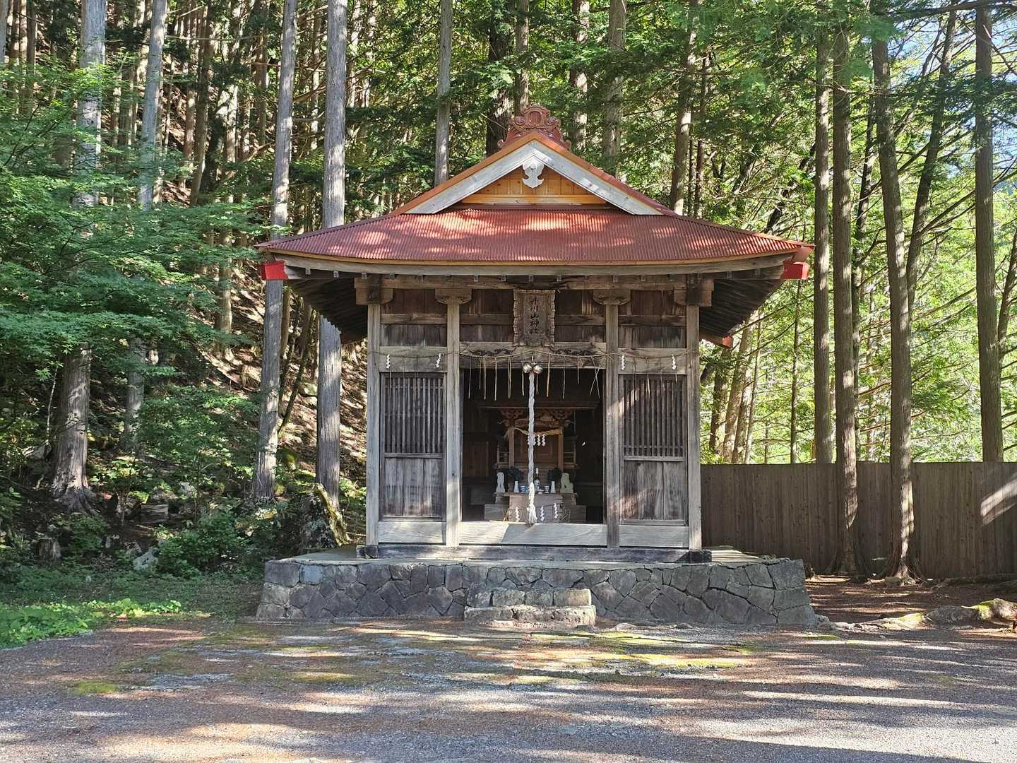 無事の下山と絶好の天気に感謝して、椹島の井川山神社にお礼参りしました。