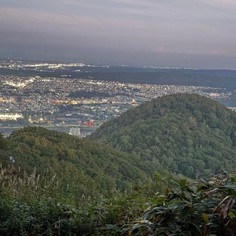 夜景綺麗だけど林内は暗くアップダウンかー🤔

スキー場の通行できればいちばん安全に下れるんだけどなぁ。とか思いつつ

いや！来た道を通ります💪