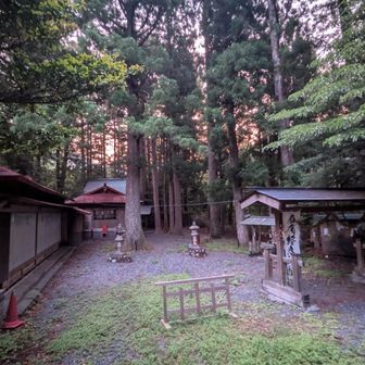 「諏訪神社」
いきなり登山口がわからんです。車で途中に登山口の階段あったんでそっちに行ってみます。方向が違うと思ってたけどコノ背中側の謎の道でよかったのね。