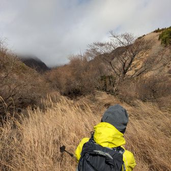 待っていれば止むかなと安易な私達
いやこの爆風は止まない危ないとブッチさんキッパリ
大正解
下山して見上げるとまだ雲のなか
後ろ姿若い😄
