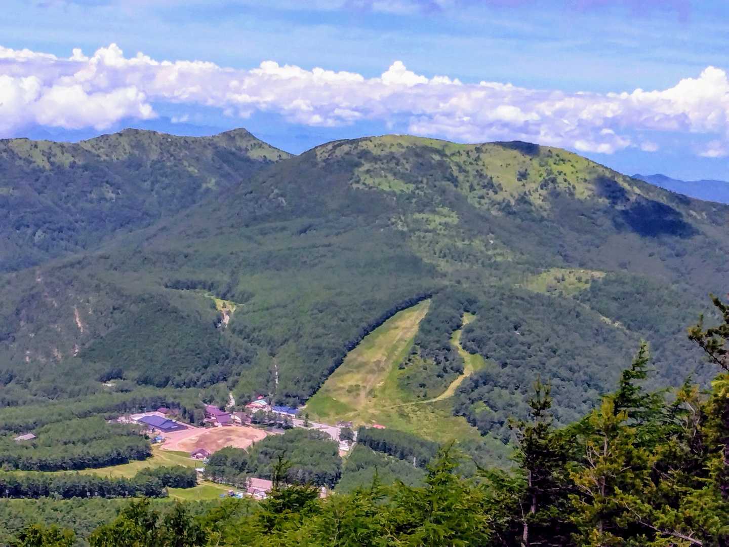 湯の丸山と烏帽子岳
地蔵峠のGMO湯の丸アスリーツパークが見えます。高地トレーニング施設ですね
東京五輪水泳個人メドレー2冠の大橋悠依選手はここのプールでトレーニングしたそうです