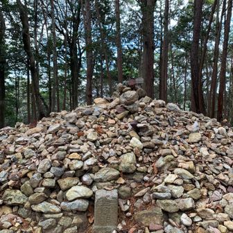 大吉山いただきにて
皆が積み上げた石塚