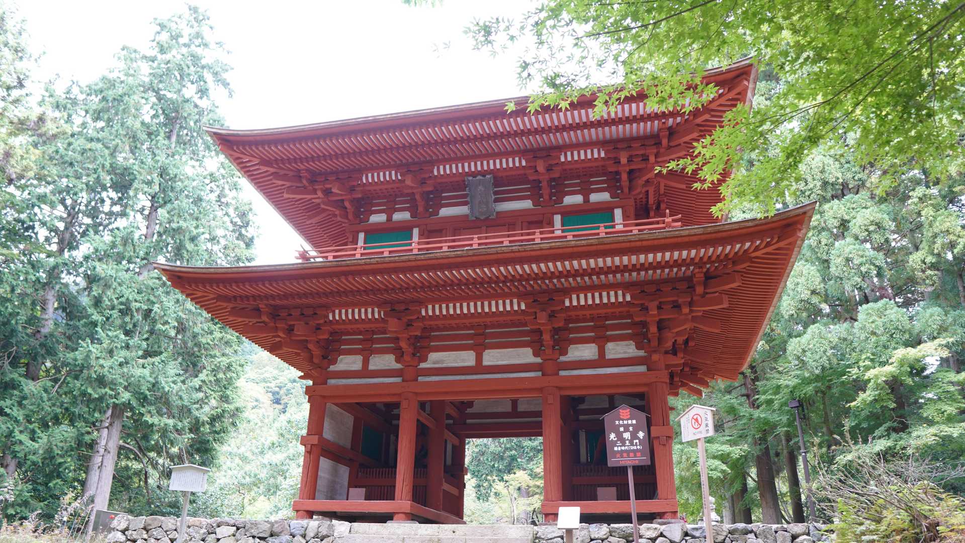 これが国宝の仁王門。
解体修理を経て堂々たる姿です。
鎌倉時代に二階建ての仁王門が建築されたのは極めて珍しいそうです。