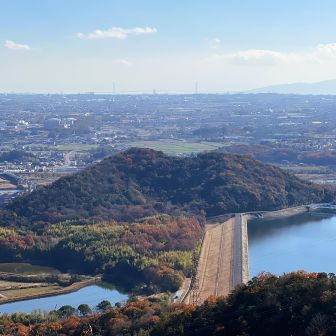 第二ダム堤体と嶽山。その向うには、明石海峡大橋と淡路島✨