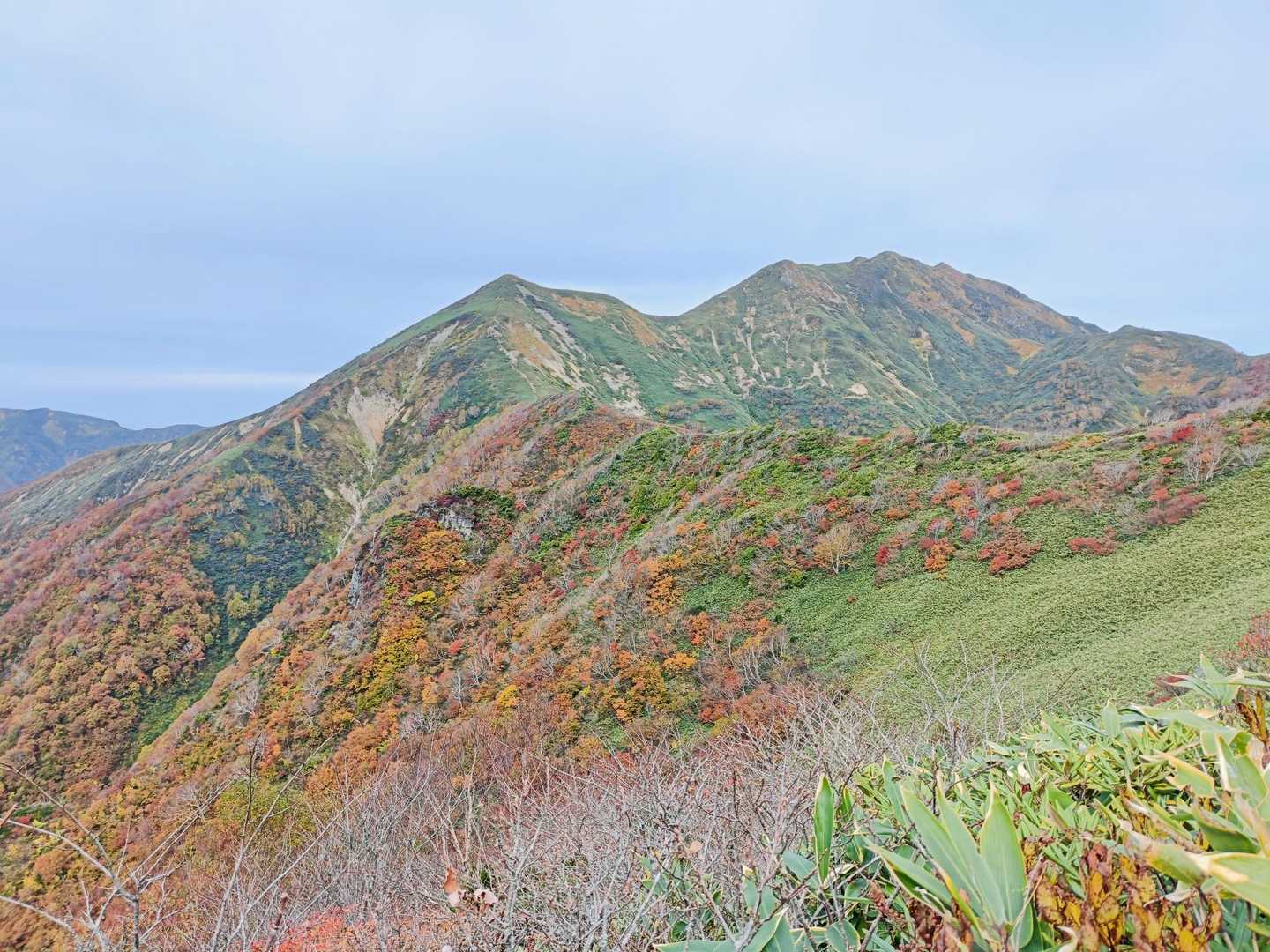 白毛門山頂直下からの
笠ヶ岳と朝日岳方面😊✨