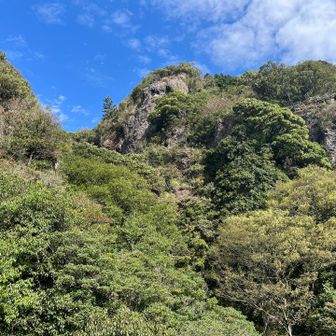 振り返って
下りてきた鞍部と立ち入り禁止だった岩峰