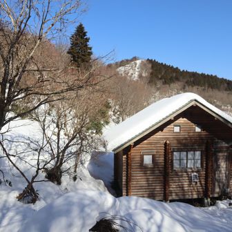積雪期ならではの方向からのヒュッテ