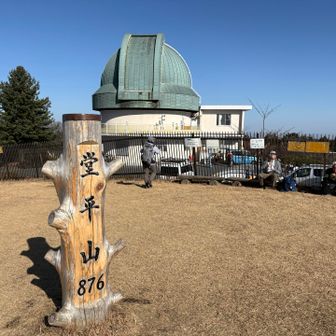 今日の目的地、堂平山にとうちゃこ。始めようか、天体観測。ほうき星を探して。
いつか憧れるのが、望遠鏡を担いで高山登って天体観測です。