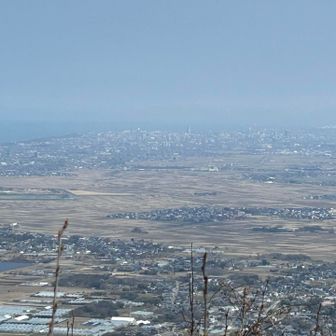 霞んでいるけど鳥海山。