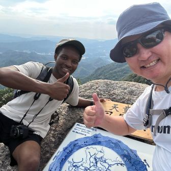 ほぼ同時に山頂に着いたアメリカ人にルー語で話しかけ記念撮影📷