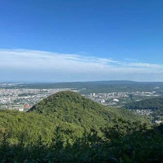 藻岩山山頂より。真駒内方面。遠くにアイスアリーナ。
