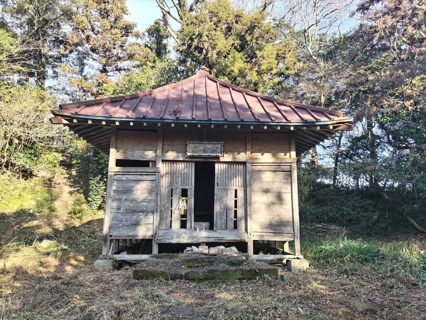 富山(南峰、観音峰)登頂
観音堂にご挨拶
山頂標は見つけられませんでした