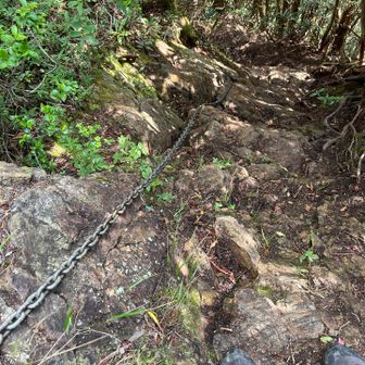 七曜岳北側はすぐにまた鎖場