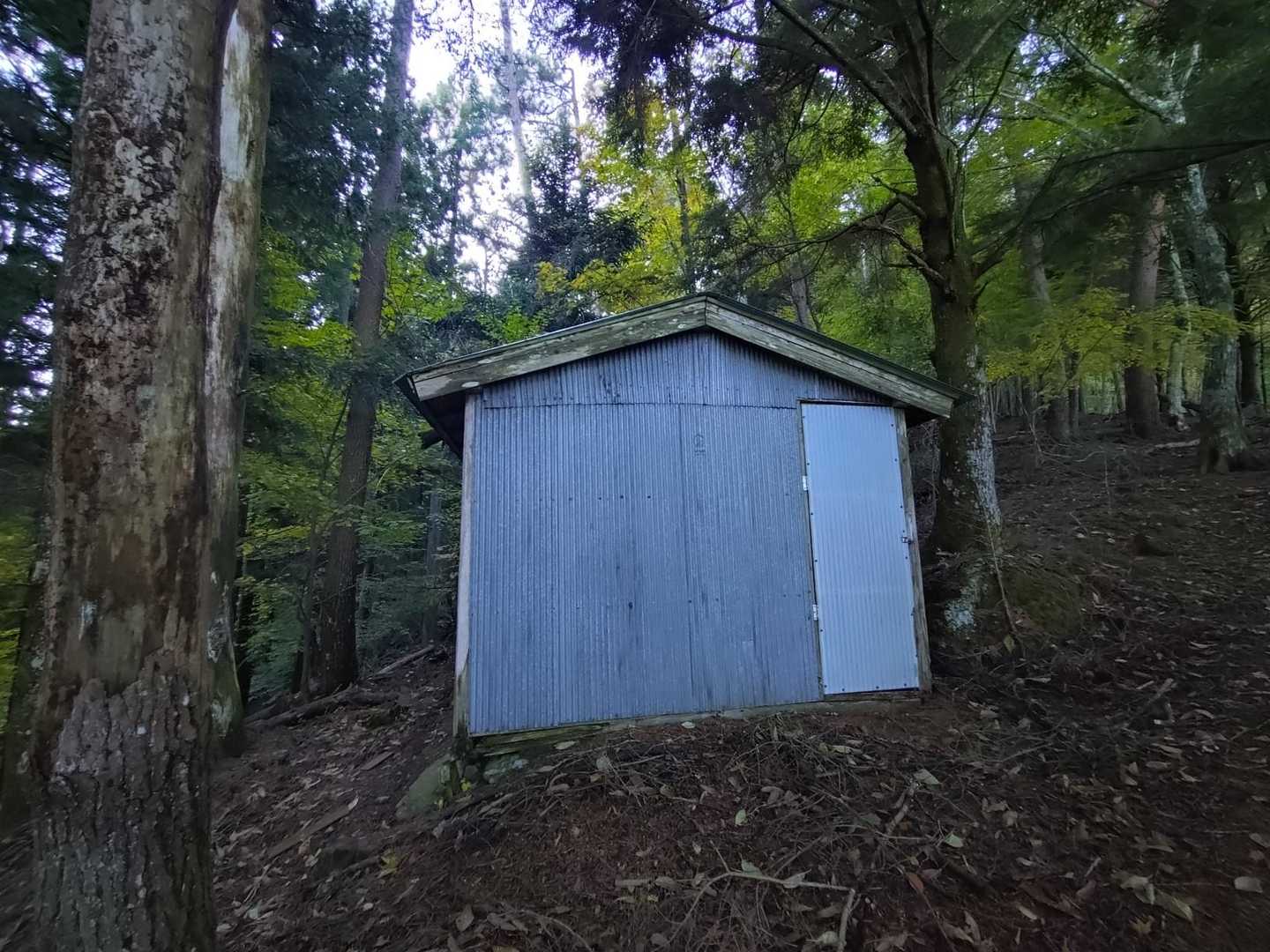 避難小屋⁉️怖そうなので開けられませんでした😅通過🏃