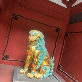 獅子の阿形。口を開けて「あ」を発音。あ、ん、では始まりと終わりを表し結界を守ってる！