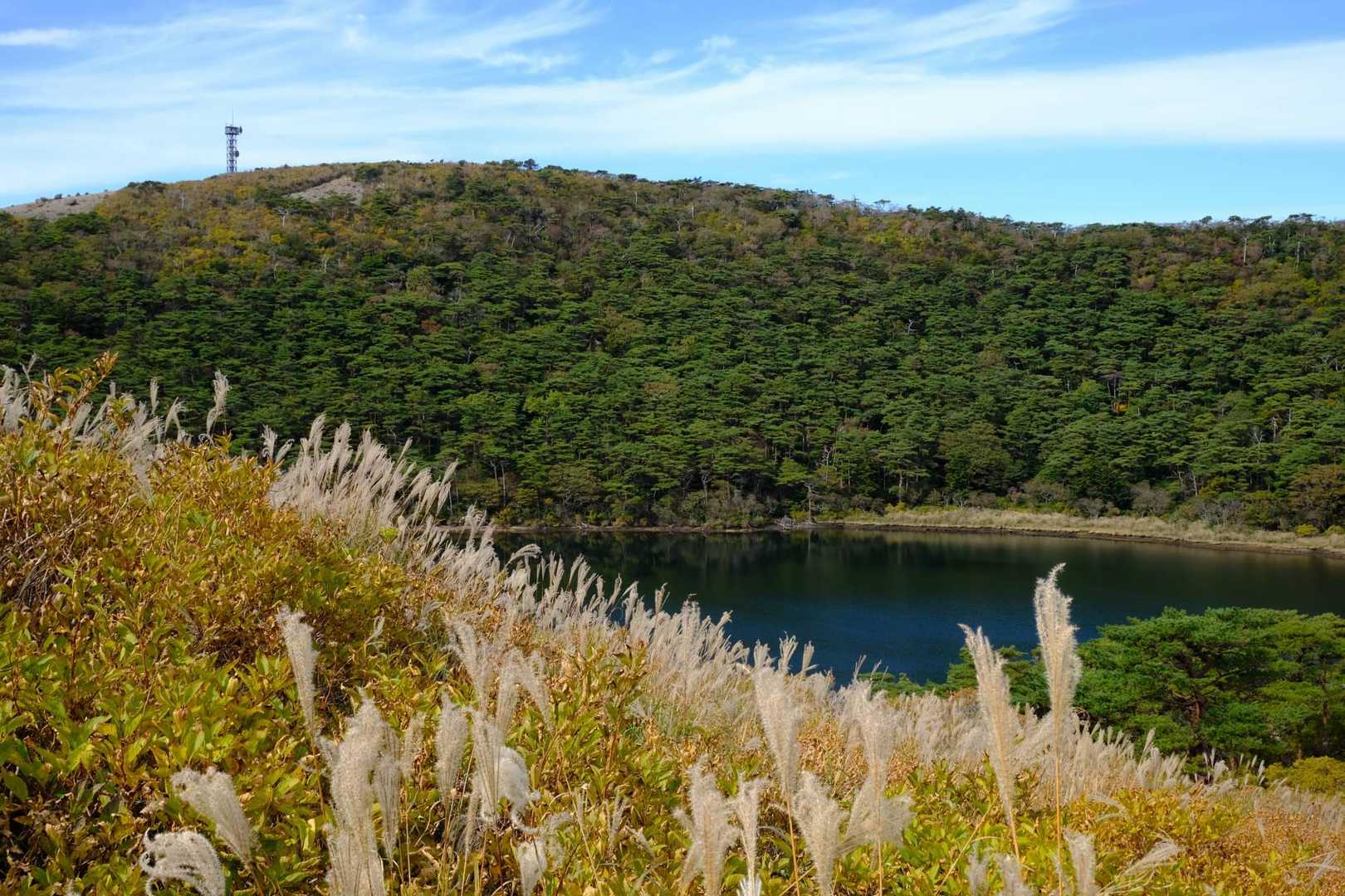 これから登る白鳥山です。アンテナの右側になります。