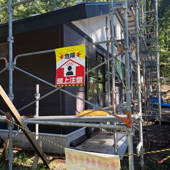 新しい小屋を作ってました