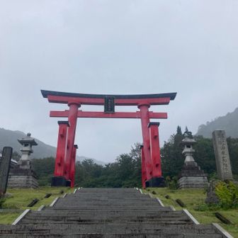 土砂降りの湯殿山神社へ🚗
神社仏閣は雨でも趣あって👍