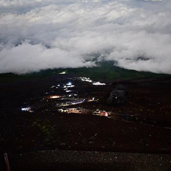 登山途中での一枚📸
段々人も増えて止まったり進んだり💦
どんどん雨風が強くなって飛ばされそうになる事も😱