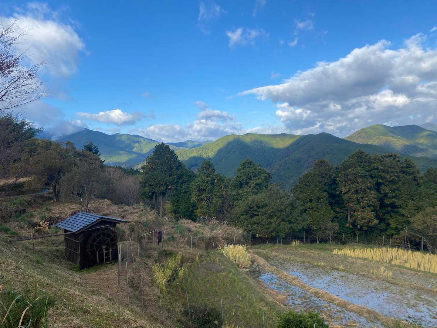水車小屋と棚田
向こうの山もキレイ