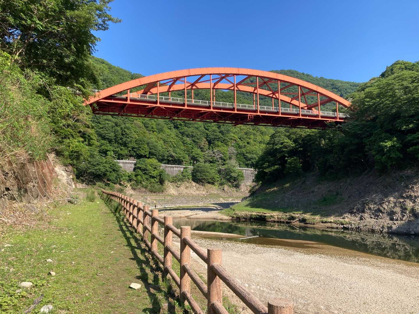 河川のところまで降りてみました。