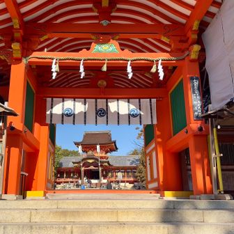 南総門から本殿を望みます