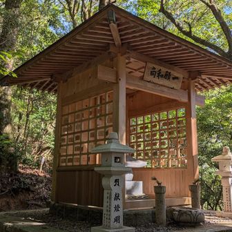 そのひとつ、一願堂。
一願堂の五輪塔の地中には、極楽寺住職高野山真言宗大僧正佐和隆恵師が法衣を着けたままのお姿で入って居られる。
一人一願たけ頼めば成就すると言われている。
