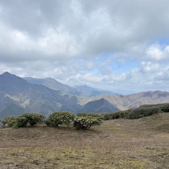 
　　　　　　鎌ヶ岳や御在所岳
　　　　　　その奥には釈迦ヶ岳など
　　　　　　鈴鹿の山々が見えます
