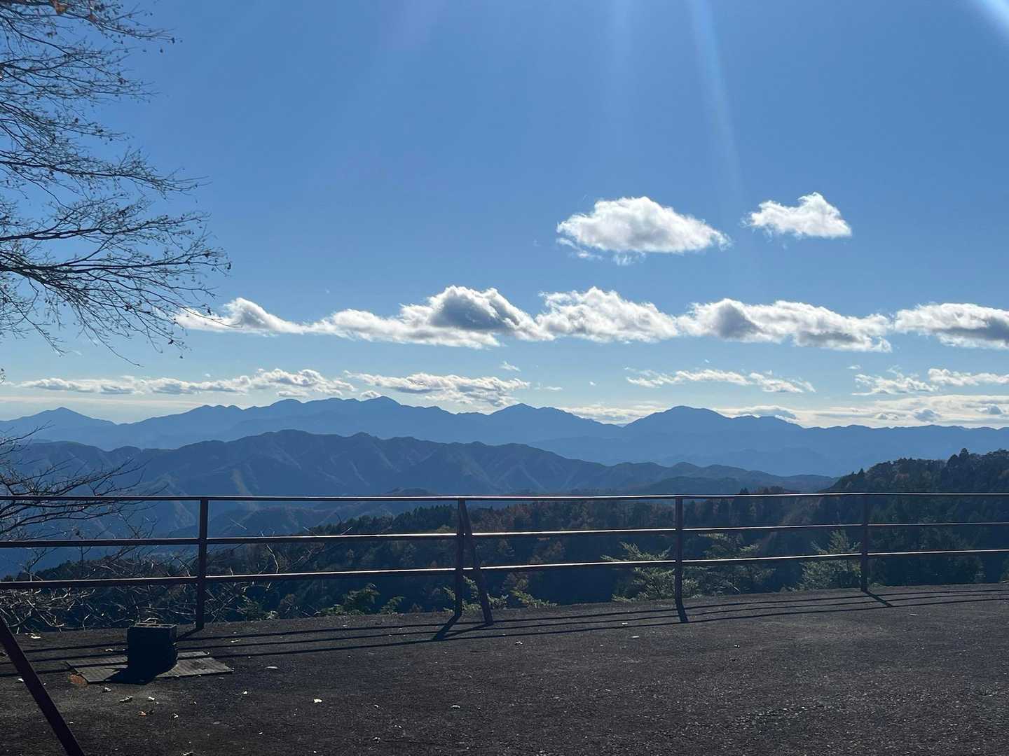 大岳山荘側のお手洗い前にはヘリポートがあります
その奥に見えた「丹沢山」「蛭ヶ岳」
今日は丹沢山地もお天気が良さそう✨