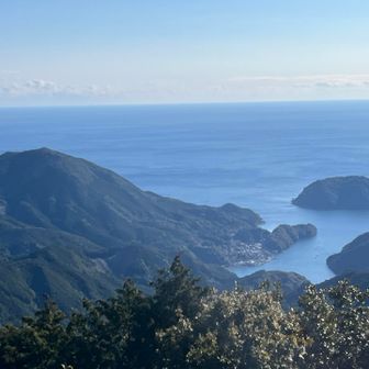 頂山とその下に九鬼の漁港