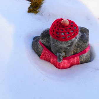 天狗地蔵さんが埋まってる。寒いけど頑張って