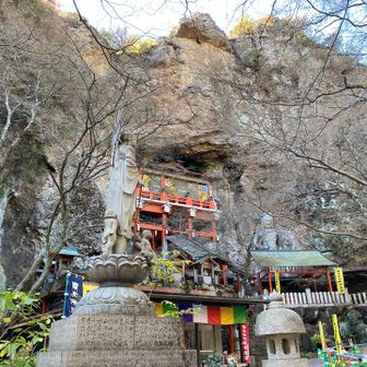 お堂が崖の中に