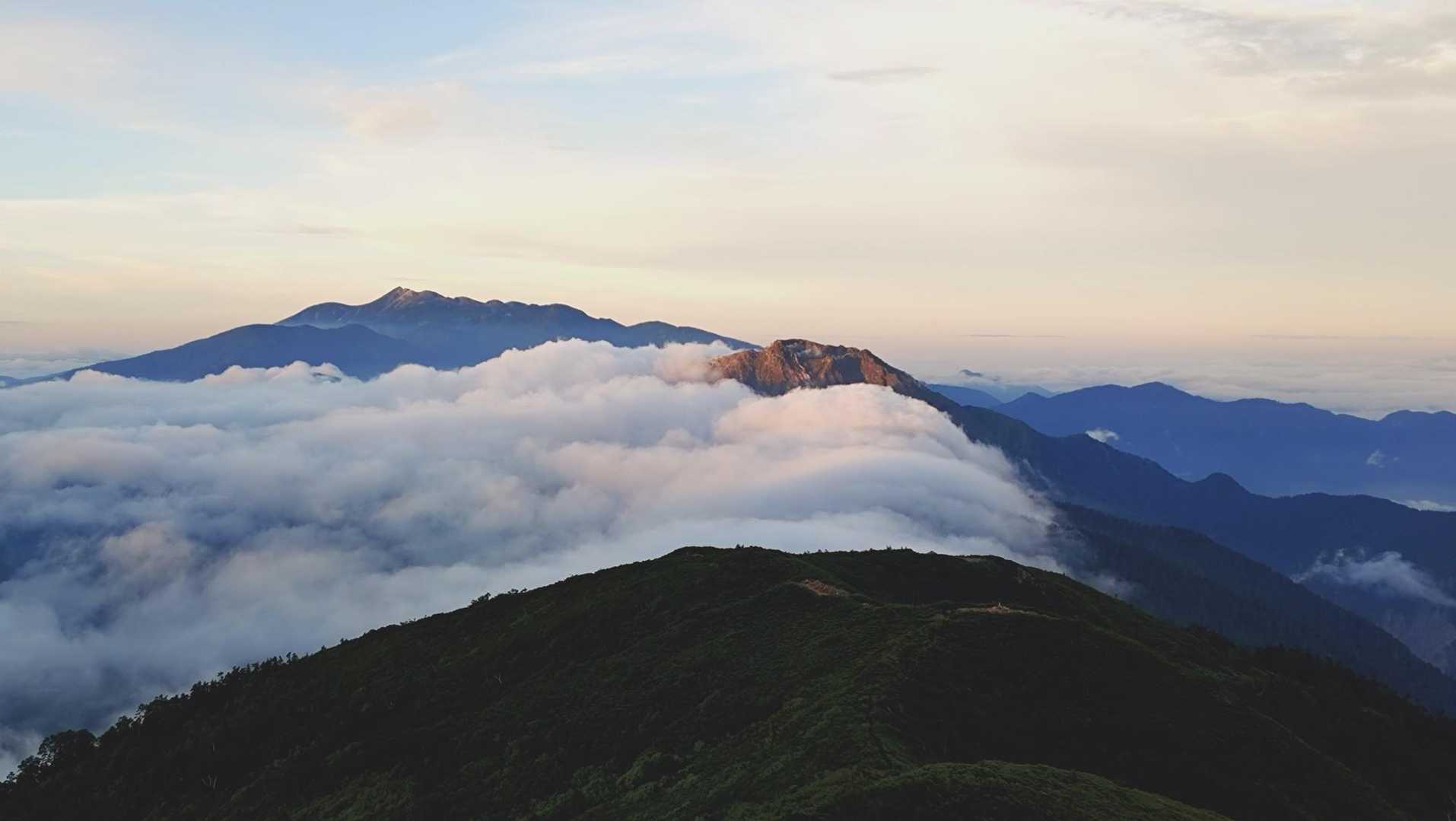 振り返ると焼岳に流れる滝雲…
奥に見える乗鞍岳も美しい✨