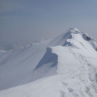 東峰への稜線に人の姿を発見🚶🚶‍♀️
帰りに駐車場で会いましたが東峰から沢沿いにスキーで降りられてました⛷️
最後にとても感じのいいおふたりに出会えて嬉しかったです😊