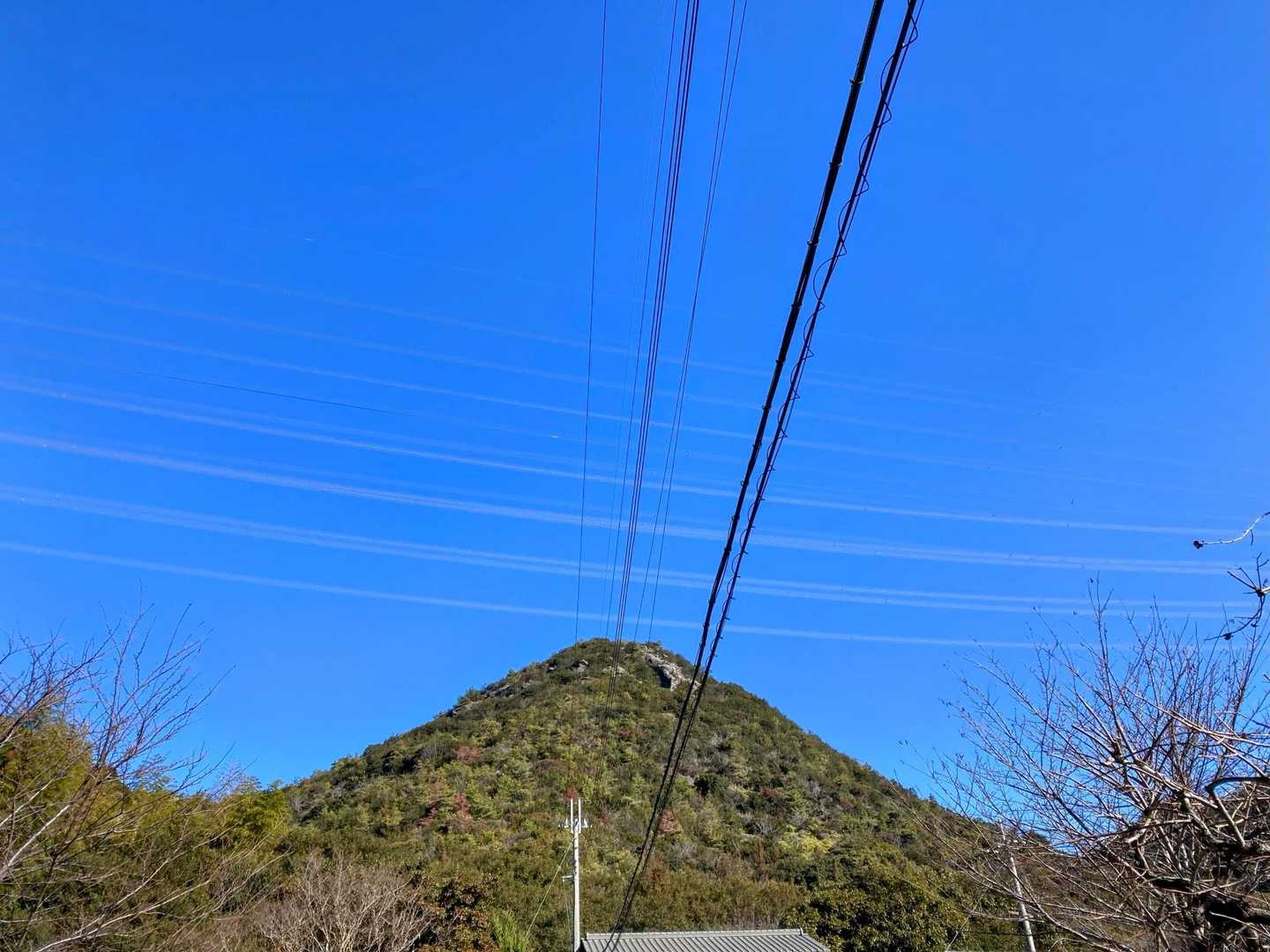 今日、朝から氷点下の気温🥶
嫁さんから…
こんな寒い日やのに山登りに行くの？って聞かれ…
当たり前やん、こんな青空🔵の日やのに…って答えた通りの青空🔵が待っていましたね🥳
