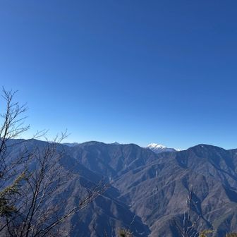 正面の大きな白い峰は聖岳
左側には光岳