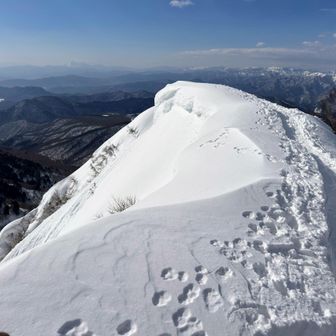 暖かいせいか山頂付近の雪庇が崩れつつあり💦