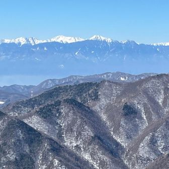 白峰三山も素晴らしい。間ノ岳の大きな山容はここからも分かる程。